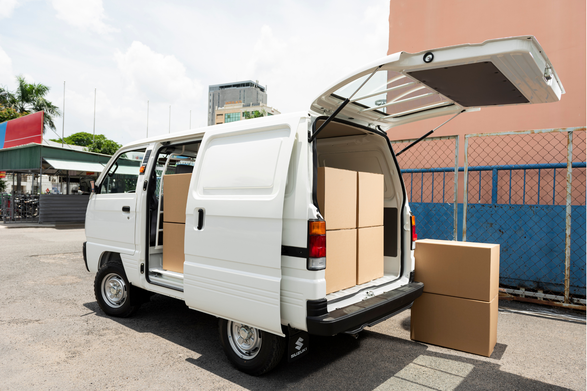 Mua xe tải nhẹ Blind Van tại Suzuki Hồng Phương - Vận chuyển nhanh 24/7 trong nội thành